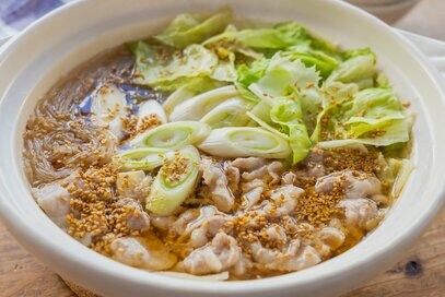 レタス1個を丸ごと使った「中華風の鍋」。春雨入りでペロっと食べられる