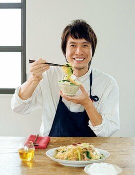 コウケンテツさんの「白菜たっぷりチャプチェ」。ご飯にのせると最高の味わい