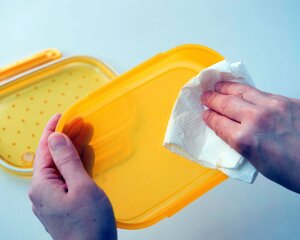 ペーパータオルでふく