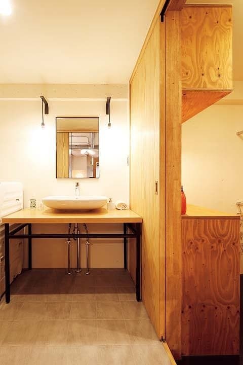 カウンターとミラーのみのシンプルな洗面台
