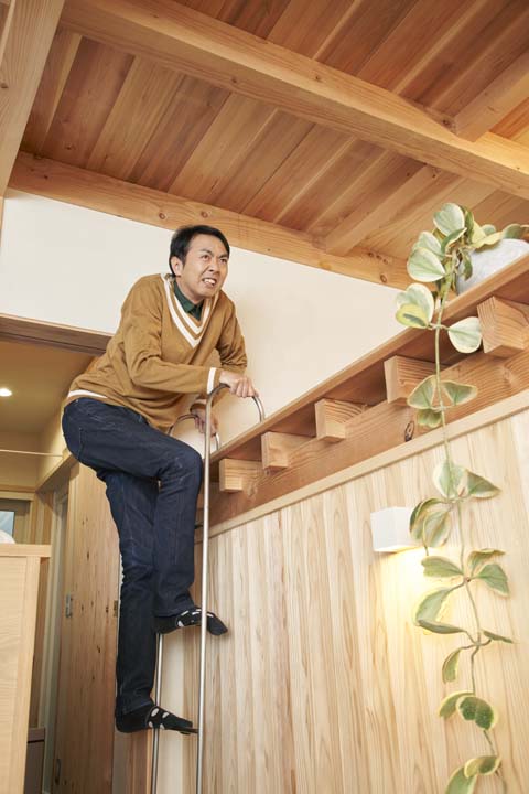 ハシゴで不健康なことを実感させられる田中さん