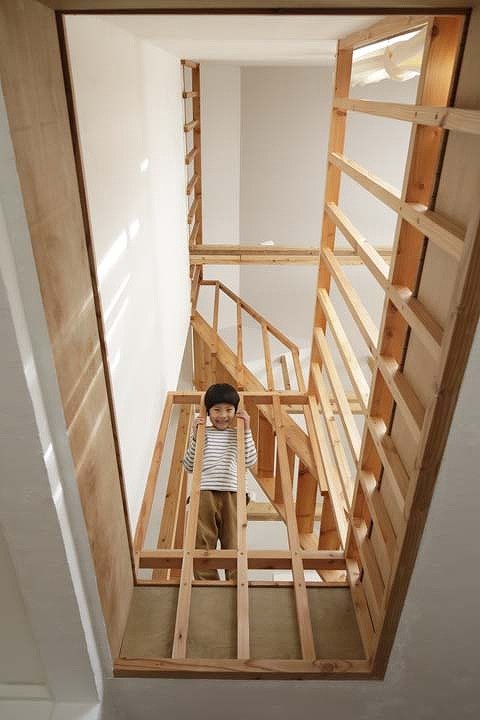 高めの柵で安心の吹き抜け階段