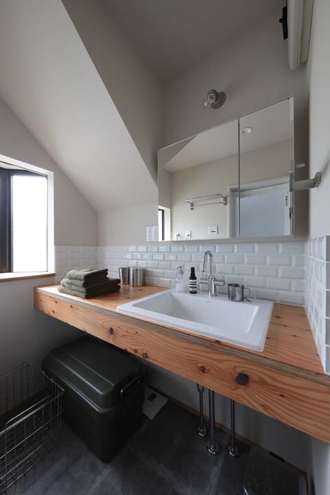 ラーチ合板材を使用した洗面カウンター