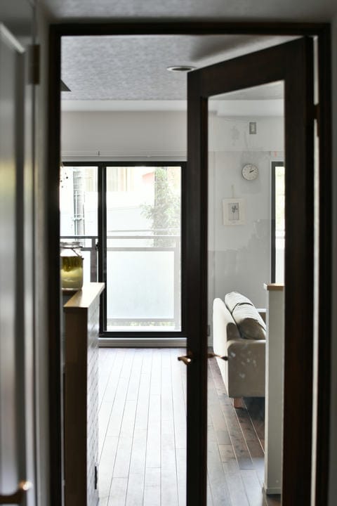 廊下から玄関に光を届けるリビングのガラス入りドア