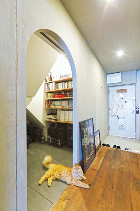 ストレージの入口はアーチ型の垂れ壁で「秘密の小部屋風」に
