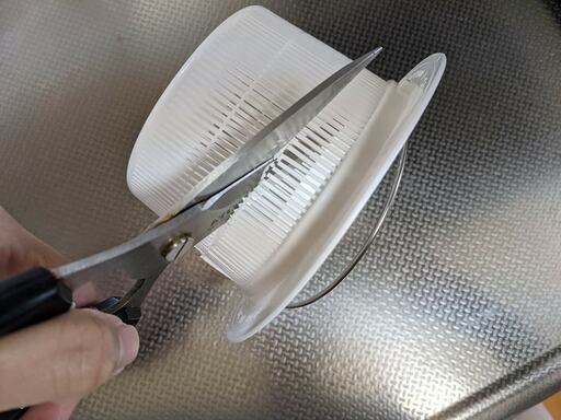 100均のプラスチック製排水カゴを切る