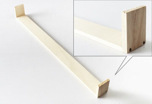 角材をコの字型に組み立てる