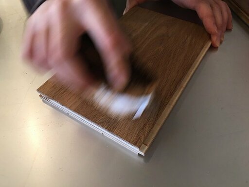 タワシで表面を磨く