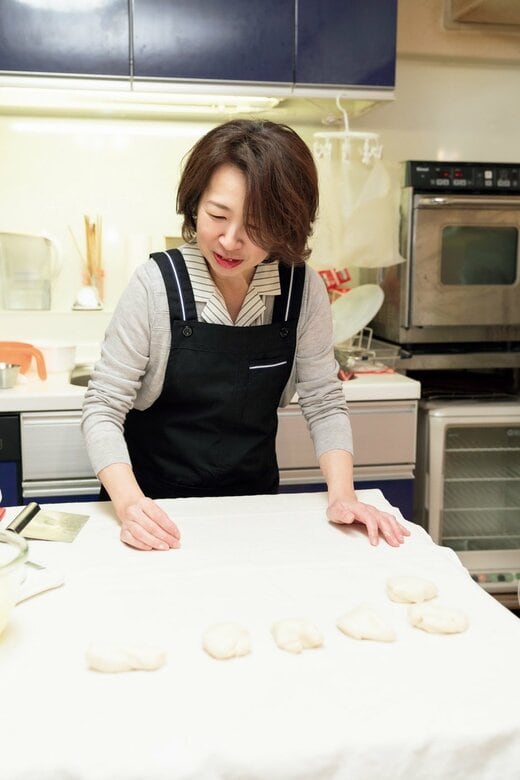 パン生地を成形する女性