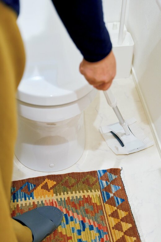 トイレの床を掃除する五味さん