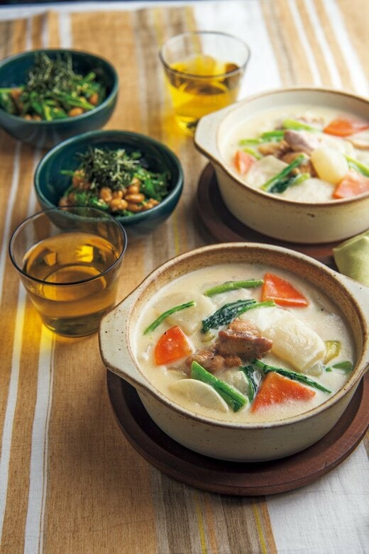 「鶏とカブの和風シチュー」と「クレソンと納豆のあえ物」