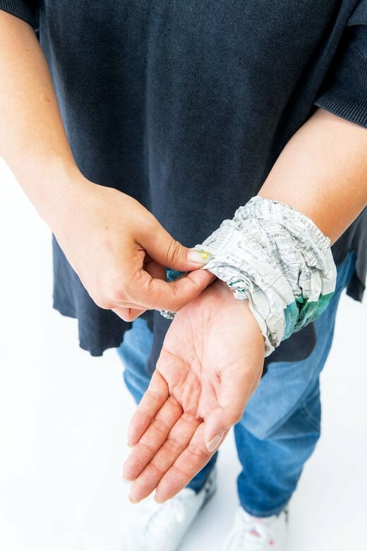 新聞紙で暖をとる