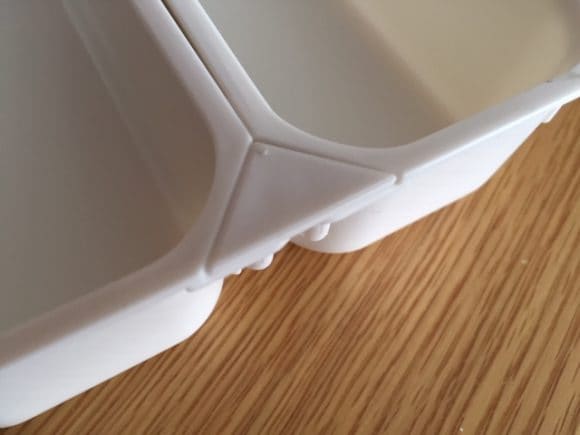 3つの仕切りがあるトレーとして使えます