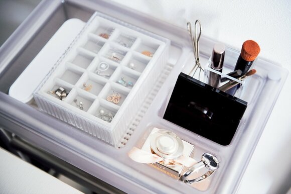 ワゴンの上段には、毎朝使うコスメとアクセサリーを