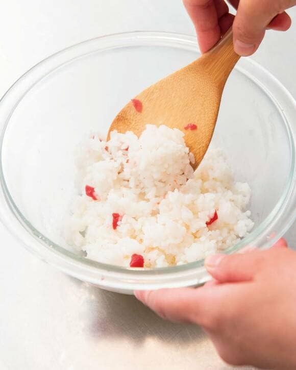 ご飯に梅干しを混ぜる様子