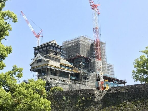 現在復旧工事が進む熊本城へ