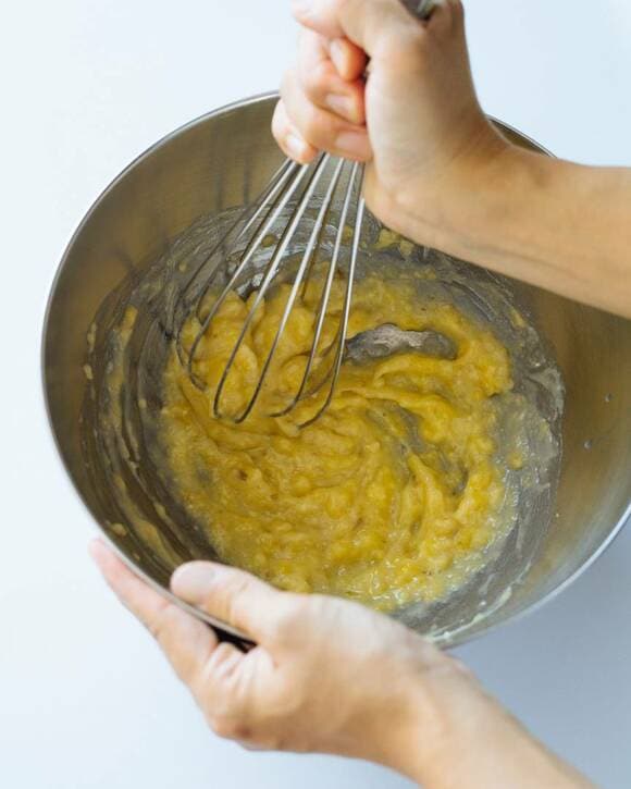 ボウルのバナナを泡だて器でつぶす