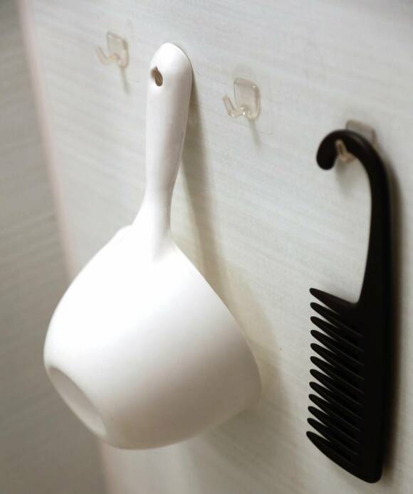 フックタイプを使用して桶やトリートメントコームをつり下げた様子