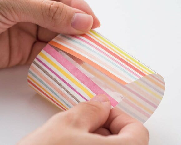 （1）の折り紙1枚を表を外側にして丸め、端同士を裏側からセロハンテープでとめ