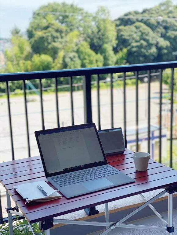 ベランダのテーブルにパソコン