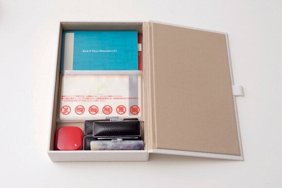 フランフランのフタつきレターボックスに貴重品を収納した様子