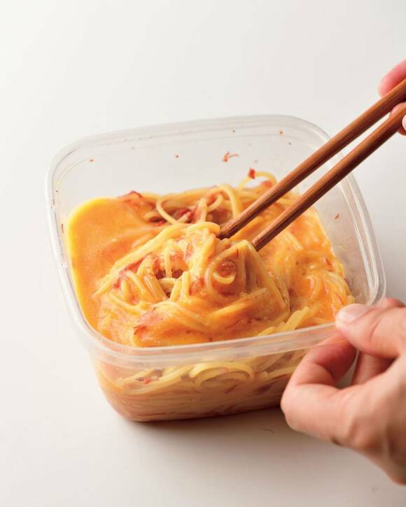 タッパーに入っているパスタを混ぜる