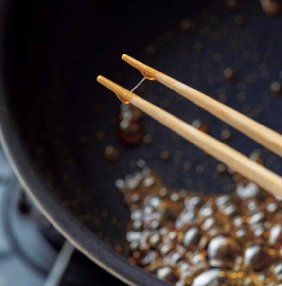 菜箸とフライパン