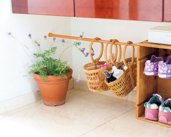 靴箱の脇に外遊びグッズ入れをつるして