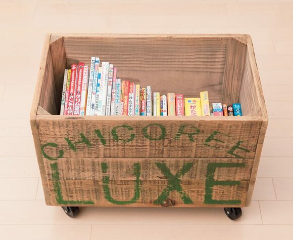 絵本は木箱に立てて背表紙を目隠し