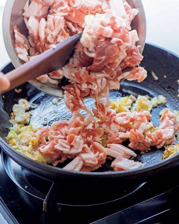 豚肉を炒める様子