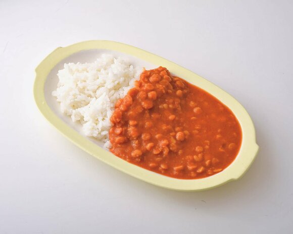 楕円形のお皿にカレー