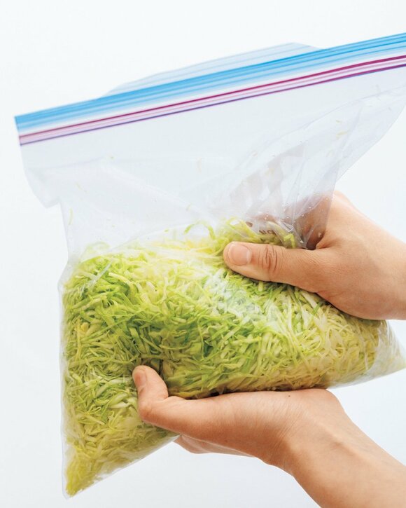 保存袋にキャベツ