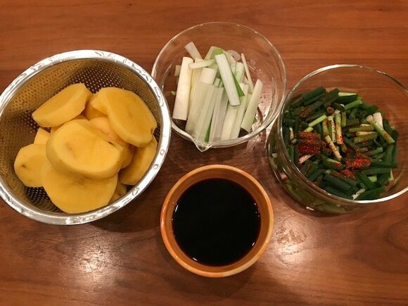 材料をカットします