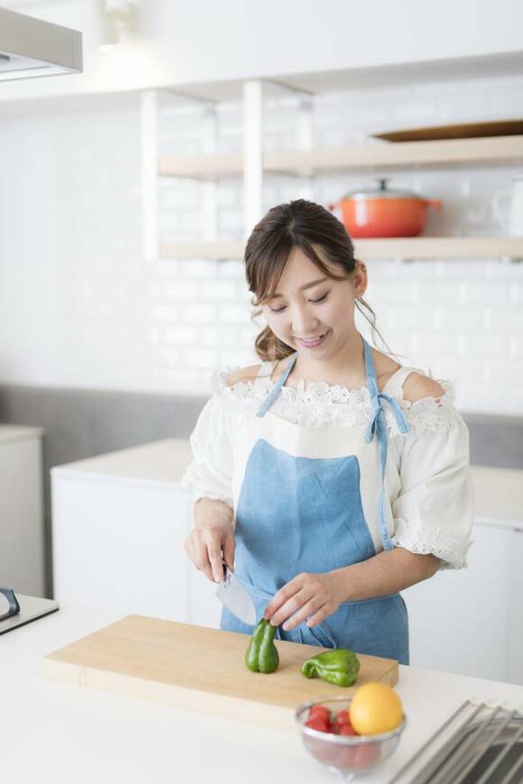 野菜を切る女性