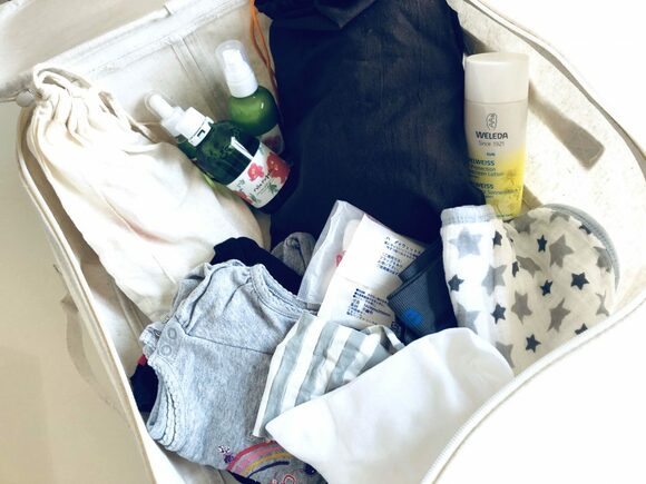 小さな子ども用には、おむつやおしりふきなどお世話グッズをひとまとめに