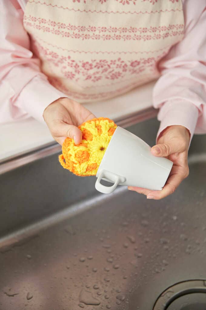 手づくりしたアクリルたわしは、食器を洗ったり、シンクの水あかを落とすときに大活躍。カギ針編みは基本を覚えてしまえば、けっこう簡単。編み物初心者にもおすすめです。