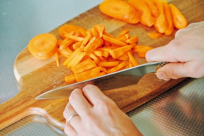 にんじんを切る様子