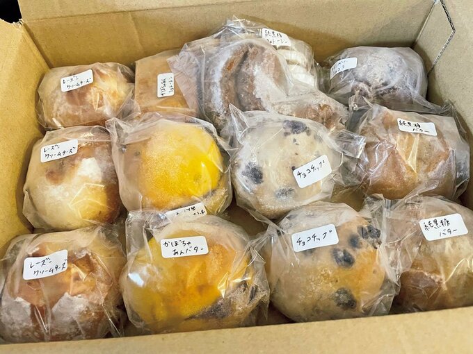 箱にたくさんの個包装のパン