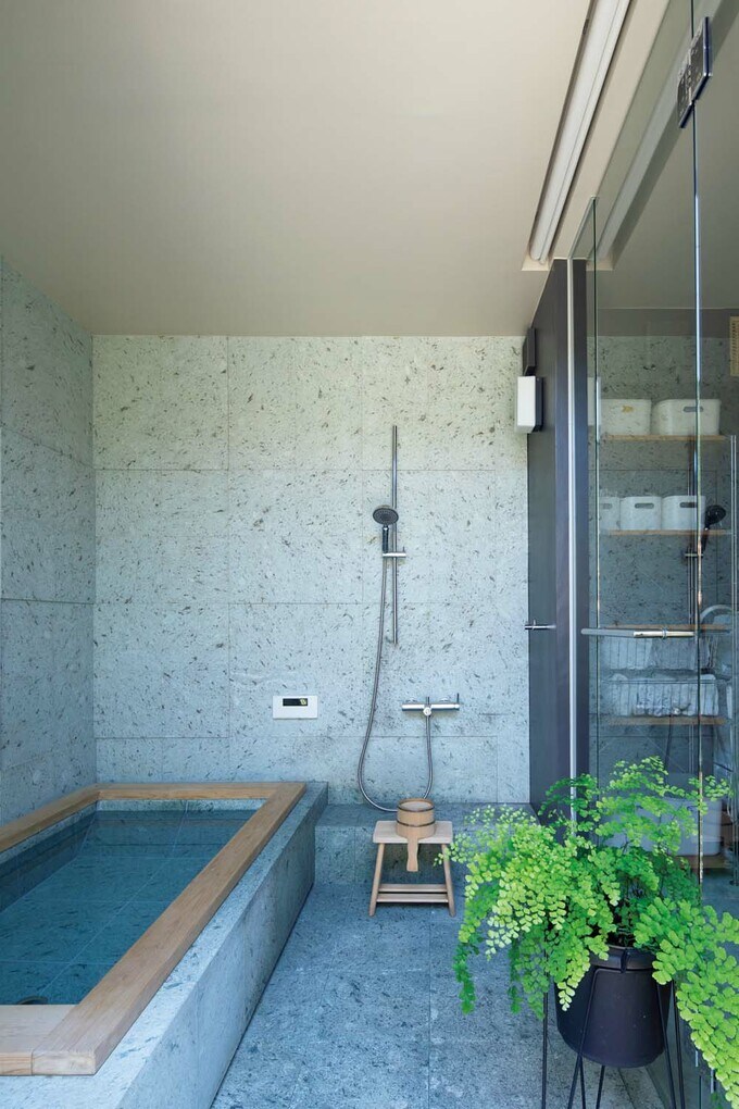 框にヒノキを用いた十和田石の浴槽