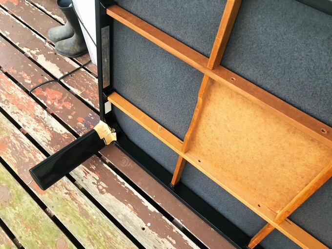 古い家具をガムテープで補修