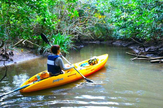 カヤックに女性