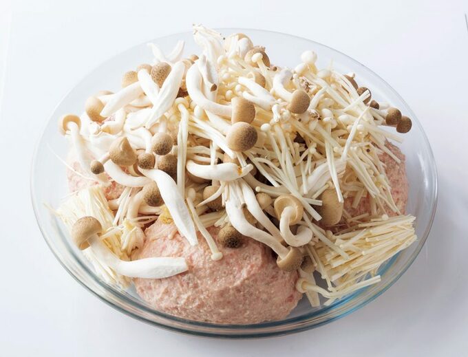 ボウルにお肉とキノコ