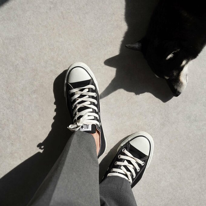 ユミさんのコンバースの黒スニーカー
