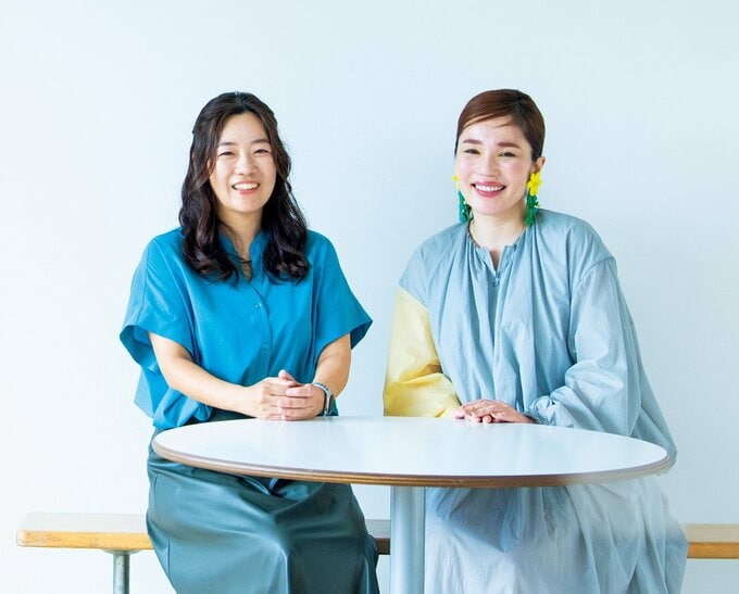 座っている二人の女性