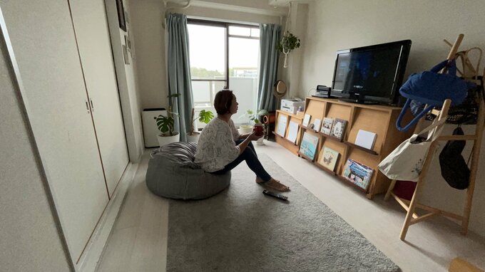 部屋にいる女性