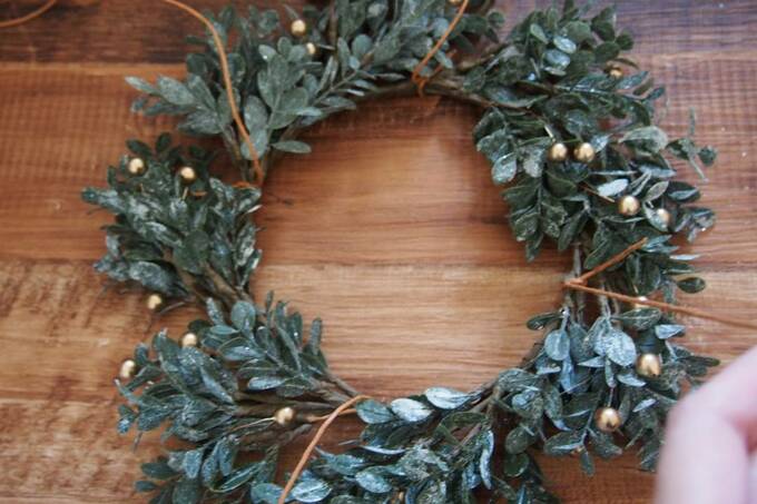 リースにコードを括り付ける様子