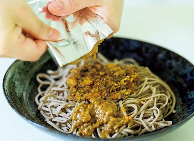 麺類にレトルト商品をかける様子