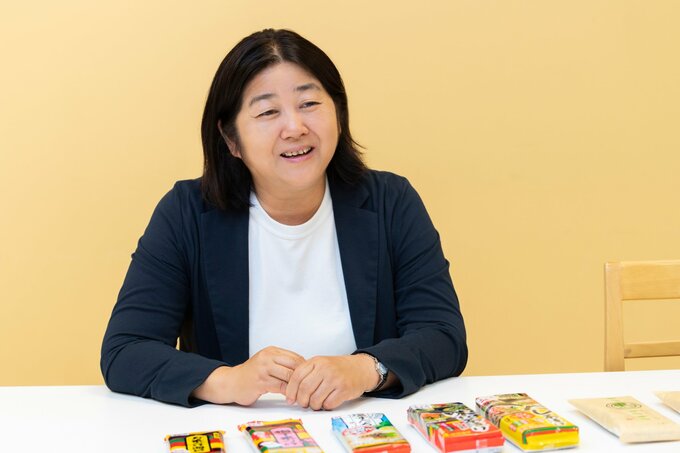 インタビューに答える女性