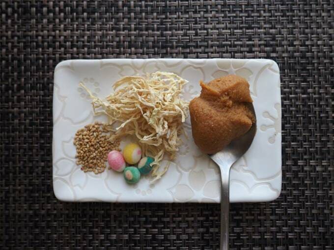 お皿に切り干し大根とみそなど