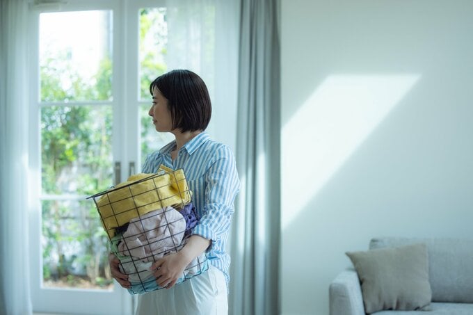 洗濯をする女性